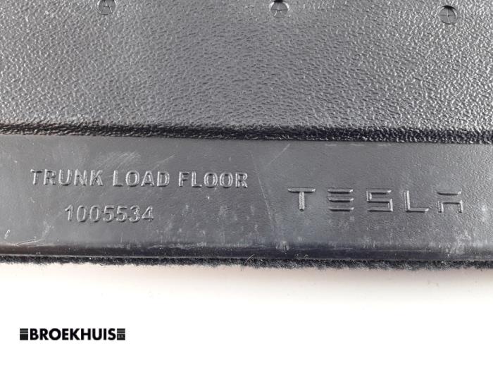 Plaque sol coffre d'un Tesla Model S 75D 2018