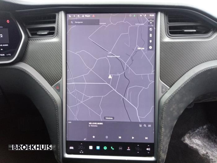 Controlador de pantalla multimedia de un Tesla Model S 75D 2018
