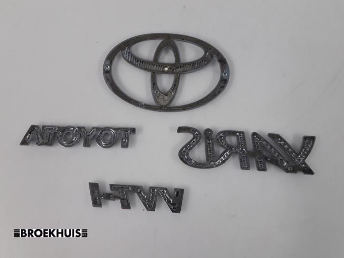 Emblem van een Toyota Yaris III (P13) 1.5 16V Hybrid 2012