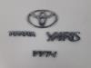Emblemat z Toyota Yaris III (P13), 2010 / 2020 1.5 16V Hybrid, Hatchback, Elektryczne Benzyna, 1.497cc, 74kW (101pk), FWD, 1NZFXE, 2012-03 / 2020-06, NHP13 2012