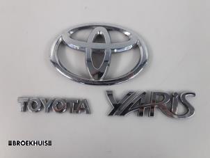 Używane Emblemat Toyota Yaris III (P13) 1.5 16V Hybrid Cena € 10,00 Procedura marży oferowane przez Autobedrijf Broekhuis B.V.