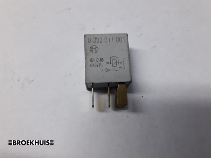 Relay from a Toyota Yaris II (P9)  2005