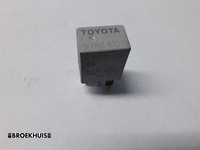 Relay from a Toyota Yaris II (P9)  2005