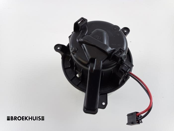 Heating and ventilation fan motor from a Seat Ibiza V (KJB) 1.0 TSI 12V 2023