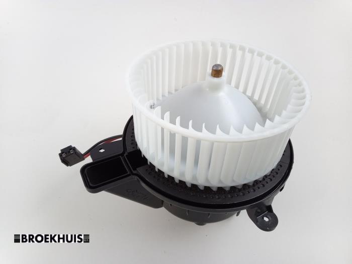 Heating and ventilation fan motor from a Seat Ibiza V (KJB) 1.0 TSI 12V 2023