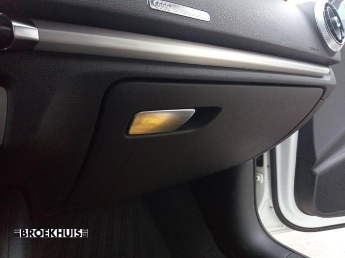 Begagnade Handskfack Audi A3 Limousine (8VS/8VM) 1.5 TFSI 16V Pris € 30,00 Marginaltabell erbjuds av Autobedrijf Broekhuis B.V.