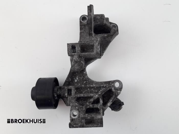 Usagé Support dynamo bas Renault Twingo III (AH) 1.0 SCe 70 12V Prix € 20,00 Règlement à la marge proposé par Autobedrijf Broekhuis B.V.
