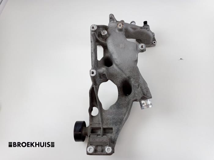 Usagé Support dynamo bas Mercedes A (W176) 1.8 A-180 CDI 16V Autom. Prix € 45,00 Règlement à la marge proposé par Autobedrijf Broekhuis B.V.