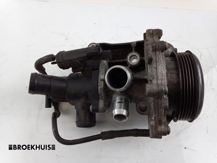 Usagé Pompe à eau Mercedes A (W176) 1.8 A-180 CDI 16V Autom. Prix € 50,00 Règlement à la marge proposé par Autobedrijf Broekhuis B.V.