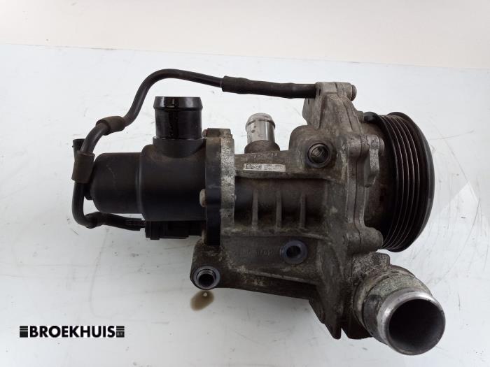 Water pump from a Mercedes-Benz A (W176) 1.8 A-180 CDI 16V Autom. 2013