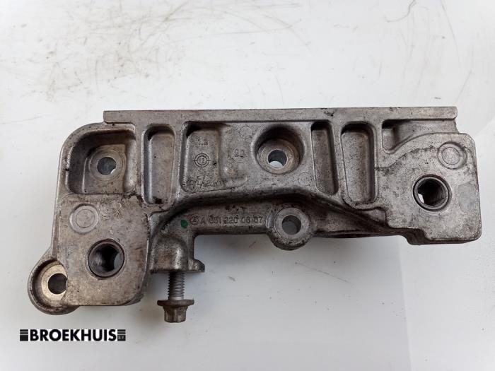 Begagnade Motorfäste Mercedes A (W176) 1.8 A-180 CDI 16V Autom. Pris € 30,00 Marginaltabell erbjuds av Autobedrijf Broekhuis B.V.