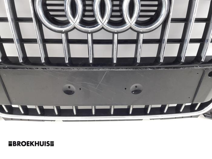 Grille from a Audi Q5 (8RB) 2.0 TDI 16V Quattro 2014