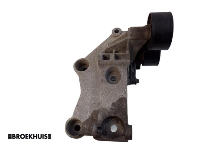 Usagé Support dynamo haut Renault Trafic (1FL/2FL/3FL/4FL) 1.6 dCi 125 Twin Turbo Prix € 48,40 Prix TTC proposé par Autobedrijf Broekhuis B.V.