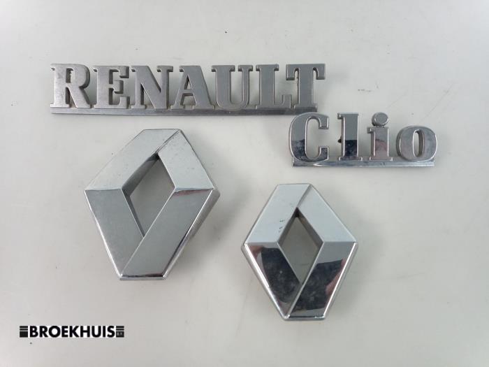 Emblema de un Renault Clio II Societe (SB)  2003