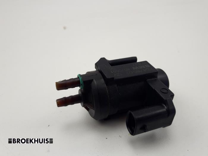 Vacuum valve from a BMW 3 serie (F30) 320d 2.0 16V EfficientDynamicsEdition 2017