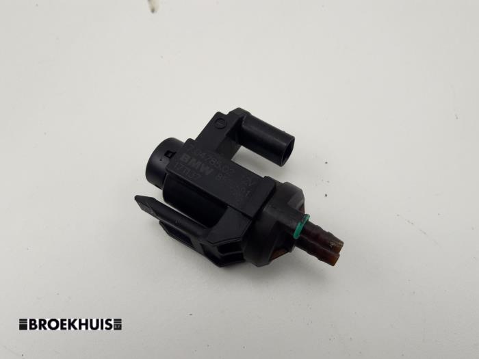 Vacuum valve from a BMW 3 serie (F30) 320d 2.0 16V EfficientDynamicsEdition 2017
