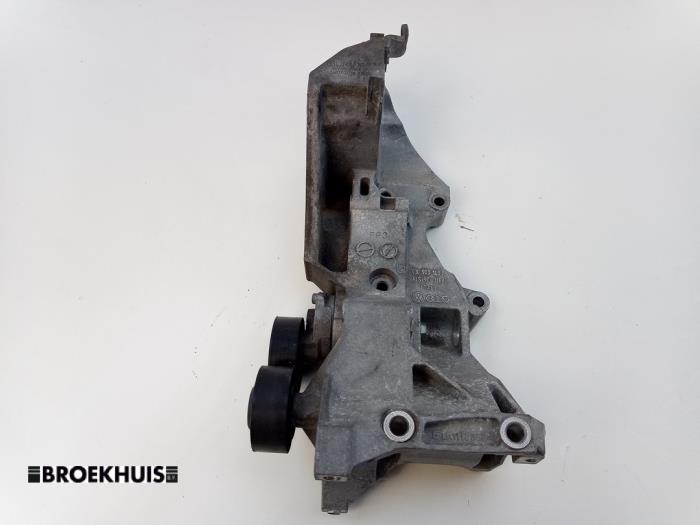 Usagé Support dynamo bas Audi A4 (B8) 2.0 eTDI 16V Prix € 70,00 Règlement à la marge proposé par Autobedrijf Broekhuis B.V.
