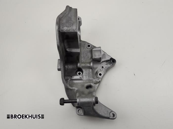 Usagé Support dynamo bas Volvo V40 (MV) 2.0 D2 16V Prix € 45,00 Règlement à la marge proposé par Autobedrijf Broekhuis B.V.