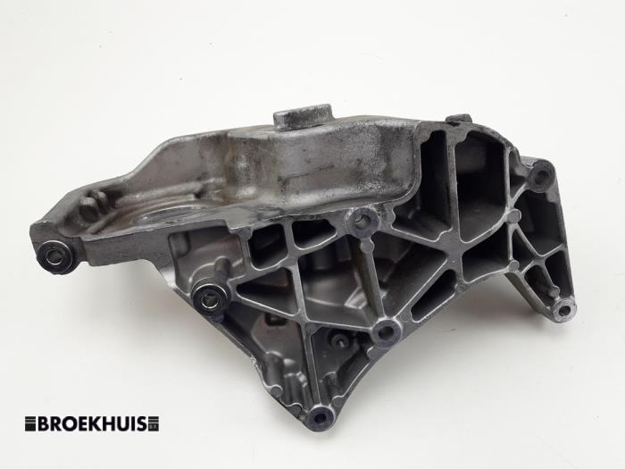 Support dynamo bas d'un Volvo V40 (MV) 2.0 D2 16V 2015