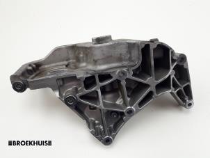 Support dynamo bas d'un Volvo V40 (MV) 2.0 D2 16V 2015