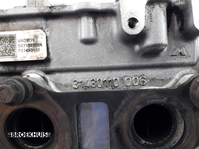 Cylinder head Volvo V40 2.0 D2 16V - 31430110 D4204T8