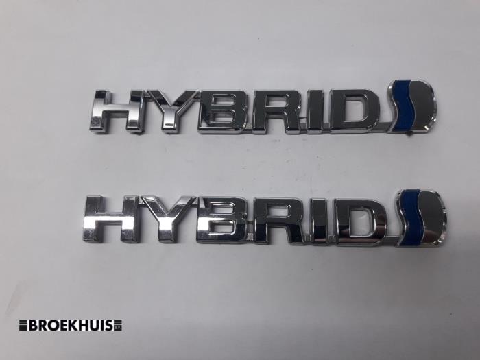 Używane Emblemat Toyota Auris Touring Sports (E18) 1.8 16V Hybrid Cena € 20,00 Procedura marży oferowane przez Autobedrijf Broekhuis B.V.