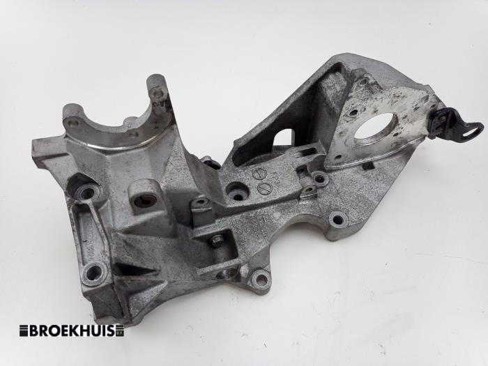 Usagé Support dynamo bas Audi A4 Avant (B8) 2.0 TDI 16V Prix € 30,00 Règlement à la marge proposé par Autobedrijf Broekhuis B.V.