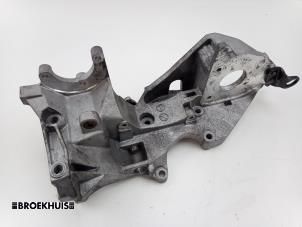 Begagnade Undre fäste, generator Audi A4 Avant (B8) 2.0 TDI 16V Pris € 65,00 Marginaltabell erbjuds av Autobedrijf Broekhuis B.V.