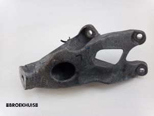 Engine mount from a Audi A4 Avant (B8) 2.0 TDI 16V 2011
