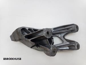 Engine mount from a Audi A4 Avant (B8) 2.0 TDI 16V 2011