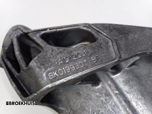 Engine mount from a Audi A4 Avant (B8) 2.0 TDI 16V 2011