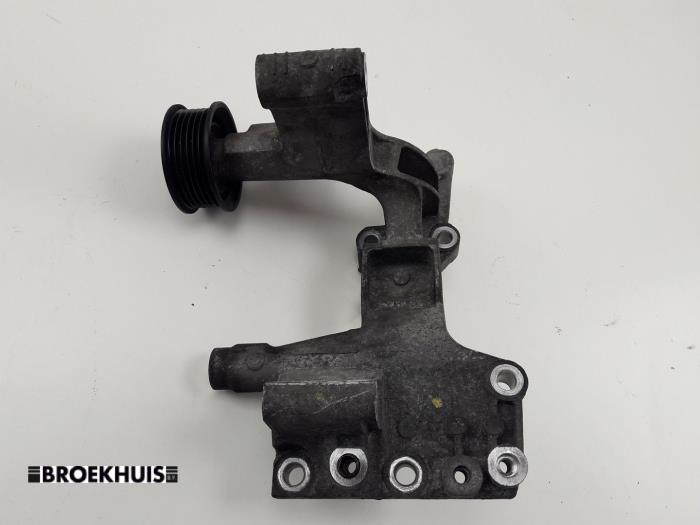 Usagé Support dynamo bas Kia Sportage (SL) 2.0 CVVT 16V 4x2 Prix € 40,00 Règlement à la marge proposé par Autobedrijf Broekhuis B.V.