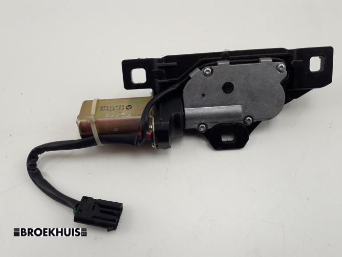 Używane Silnik tylnej klapy BMW 7 serie (E65/E66/E67) 745i,Li 4.4 V8 32V Cena € 30,00 Procedura marży oferowane przez Autobedrijf Broekhuis B.V.