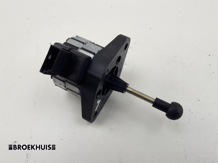 Używane Silnik reflektora BMW 7 serie (E65/E66/E67) 745i,Li 4.4 V8 32V Cena € 25,00 Procedura marży oferowane przez Autobedrijf Broekhuis B.V.