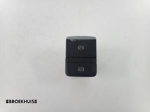 Usados Interruptor de freno de mano Skoda Octavia Combi (NXAC) iV 1.4 TSI RS 16V Precio € 20,00 Norma de margen ofrecido por Autobedrijf Broekhuis B.V.