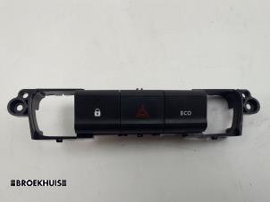 Usados Interruptor de luz de pánico Dacia Spring 45 Precio € 30,00 Norma de margen ofrecido por Autobedrijf Broekhuis B.V.