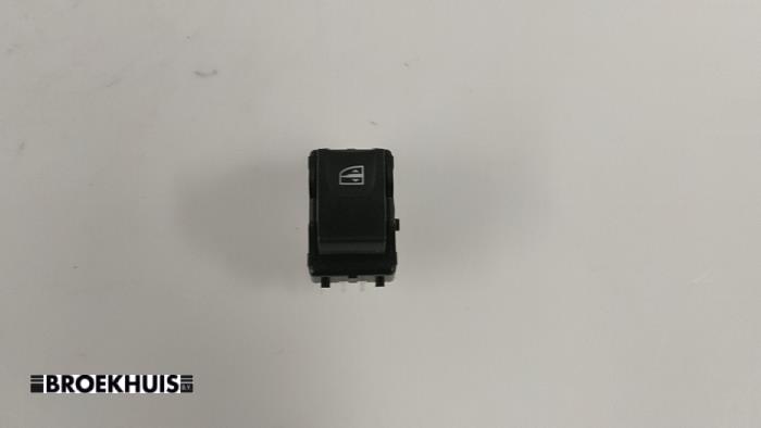 Usados Interruptor de ventanilla eléctrica Dacia Spring 45 Precio € 10,00 Norma de margen ofrecido por Autobedrijf Broekhuis B.V.