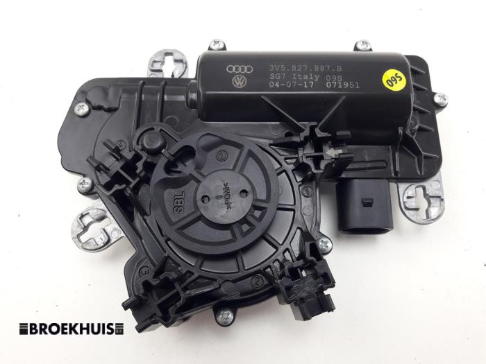 Używane Silnik rygla tylnej klapy Audi A4 Avant (B9) 1.4 TFSI 16V Cena € 30,00 Procedura marży oferowane przez Autobedrijf Broekhuis B.V.