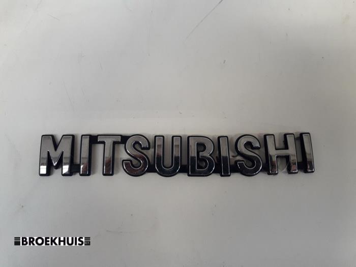 Używane Emblemat Mitsubishi Outlander (GF/GG) 2.0 16V PHEV 4x4 Cena € 30,00 Procedura marży oferowane przez Autobedrijf Broekhuis B.V.