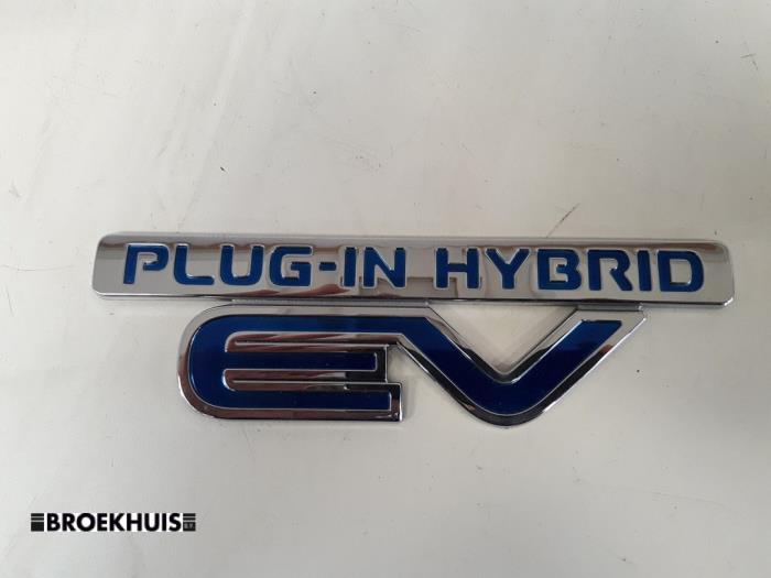 Używane Emblemat Mitsubishi Outlander (GF/GG) 2.0 16V PHEV 4x4 Cena € 25,00 Procedura marży oferowane przez Autobedrijf Broekhuis B.V.