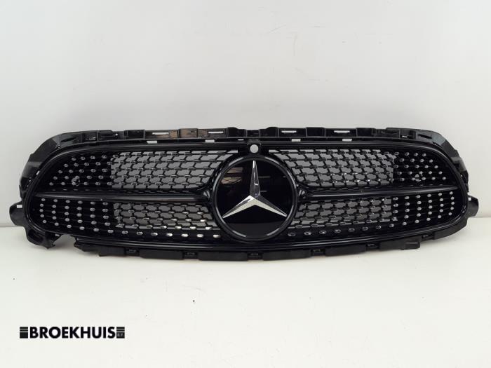 Begagnade Grill Mercedes E (C238) E-200 EQ Boost 2.0 Turbo 16V Pris € 400,00 Marginaltabell erbjuds av Autobedrijf Broekhuis B.V.