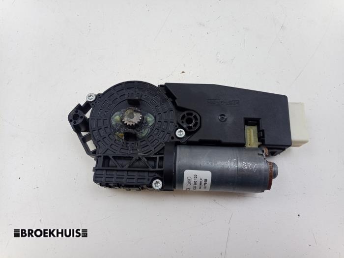 Używane Silnik szyberdachu Mercedes E (C238) E-200 EQ Boost 2.0 Turbo 16V Cena € 120,00 Procedura marży oferowane przez Autobedrijf Broekhuis B.V.
