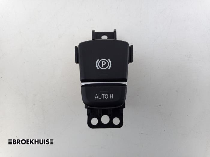 Gebrauchte Handbremse Schalter BMW 5 serie (G30) M550d xDrive 24V Preis € 25,00 Margenregelung angeboten von Autobedrijf Broekhuis B.V.