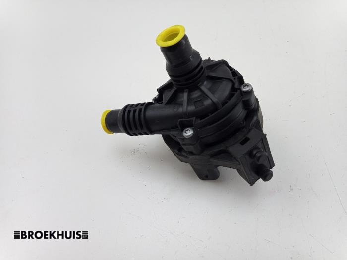 Begagnade Extra vattenpump BMW 3 serie Touring (G21) 330e xDrive 2.0 TwinPower Turbo 16V Pris € 50,00 Marginaltabell erbjuds av Autobedrijf Broekhuis B.V.