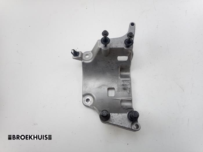 Usagé Support dynamo haut Volvo V60 II (ZW) 2.0 B3 16V Mild Hybrid Prix € 40,00 Règlement à la marge proposé par Autobedrijf Broekhuis B.V.