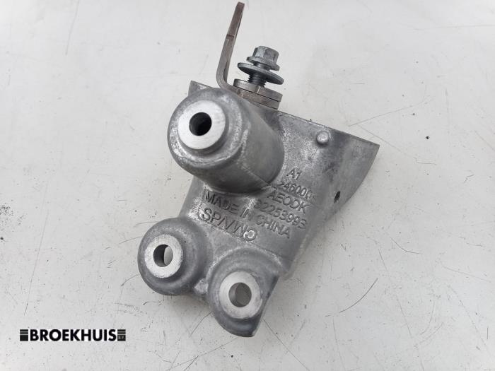 Used Engine mount Volvo V60 II (ZW) 2.0 B3 16V Mild Hybrid Price € 15,00 Margin scheme offered by Autobedrijf Broekhuis B.V.