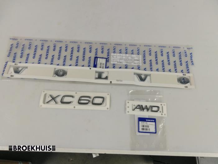 Używane Emblemat Volvo XC60 I (DZ) 2.4 D5 20V AWD Cena € 25,00 Procedura marży oferowane przez Autobedrijf Broekhuis B.V.