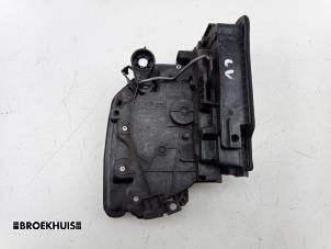 Begagnade Dörrlåsmekanism, 4-dörrars, vänster fram Mini Mini (F55) 1.5 12V One D Pris € 40,00 Marginaltabell erbjuds av Autobedrijf Broekhuis B.V.
