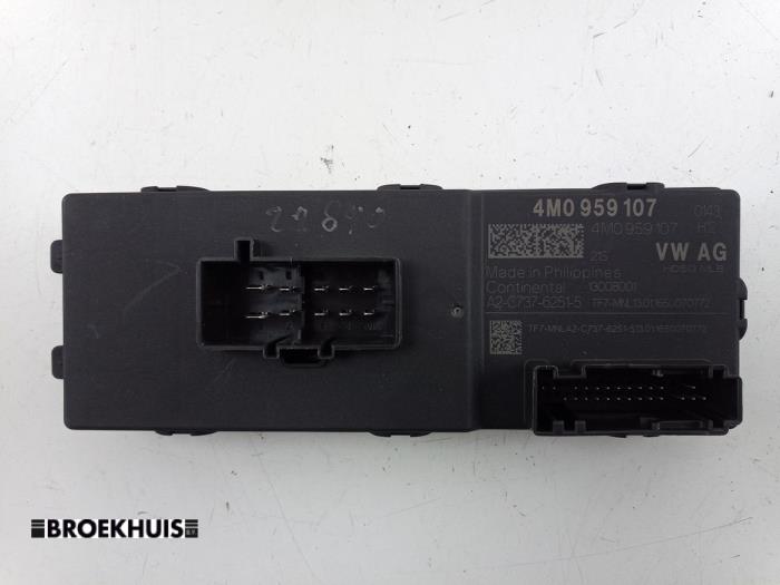Używane Modul silnika tylnej klapy Audi A4 Avant (B9) 2.0 TDI 16V Quattro Cena € 50,00 Procedura marży oferowane przez Autobedrijf Broekhuis B.V.