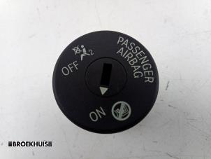Gebrauchte Airbag Schalter BMW 5 serie (G30) 530e iPerformance Preis € 15,00 Margenregelung angeboten von Autobedrijf Broekhuis B.V.